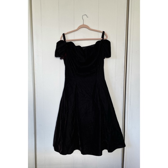 Black velvet petal scalloped neckline off the shoulder dress vintage retro - Picture 1 of 8